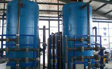 混床是指水依次通過裝有氫型陽離子交換樹脂的陽床和裝有氫氧型陰離子交換樹脂的陰床的系統(tǒng)。氫型陽交換床用于除去水中的陽離子；氫氧型陰離子交換床用于除去水中的陰離子。通過復床可將水中的種礦物鹽基本除去。為了獲取較好的除鹽效果，陽床內(nèi)裝載強酸陽離子交換樹脂，陰床一般內(nèi)裝載強堿陰離子交換樹脂。混床也分為體內(nèi)同步再生