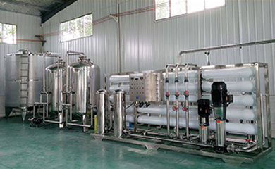       反滲透技術是膜分離技術，與前置預處理系統(tǒng)配套使用；利用高壓泵的加壓，反滲透膜的截留，可有效去除水中固體溶解物、有機物、膠體、微生物以及細菌等雜質(zhì)。具有應用范圍廣、主動化程度高、占地少、能耗低、出水水質(zhì)好。