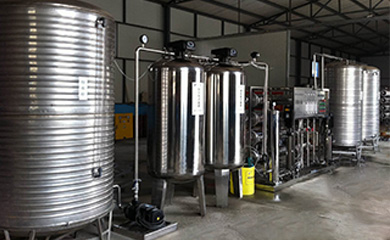 反滲透是一種現(xiàn)代新型的純凈水處理技術。通過反滲透元件來提高水質(zhì)的純凈度，清除水中含有的雜質(zhì)和鹽。我們?nèi)粘Ｋ玫募兯虺兯际墙?jīng)過反滲透設備處理的，水質(zhì)幾乎不導電。