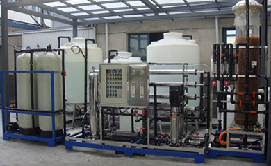 電鍍涂裝行業(yè)中，為了增加鍍件表面光潔度、亮度、附著力，電鍍液的配制需要用電導率在15uS/cm以下的純水，另外在鍍件漂洗時也需用電導率在10uS/cm以下純水來清洗。