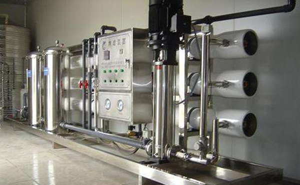 紙工業(yè)是與國民經(jīng)濟發(fā)展息息相關的重要產(chǎn)業(yè)，還是一個工藝復雜資源消耗量大產(chǎn)生污染物多的工業(yè)，所以在水質(zhì)上不能忽視。需要采用工業(yè)純水設備，根據(jù)需求采用一級工業(yè)純水設備和二級工業(yè)純水設備制取的純水來生產(chǎn)。