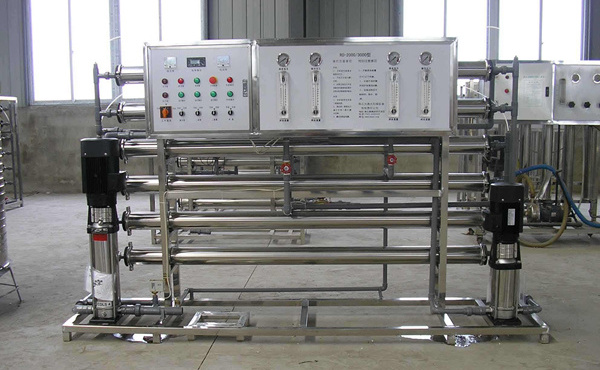 1.反滲透純水處理設(shè)備采用全自動(dòng)控制方式，實(shí)現(xiàn)全自動(dòng)的操作，減少人為誤操作對(duì)設(shè)備帶的影響。2.預(yù)處理系統(tǒng)中采用還原系統(tǒng)的設(shè)計(jì)解決余氯過(guò)高對(duì)反滲透膜產(chǎn)