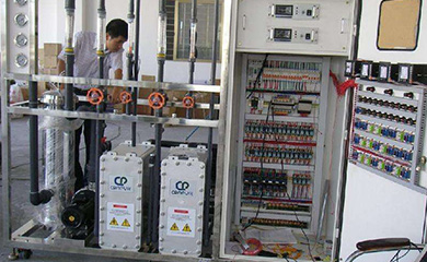       去離子水設備盡可能地減少各級的污染，延長設備的使用壽命、降低操作人員的維護工作量。在工藝設計上，上海去離子水設備取市政自來水為源水，流經介質過濾器，活性碳過濾器，鈉離子