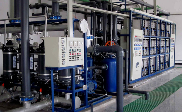 傳統的離子交換系統，去除水中的陰離子和陽離子，但水中仍然存在可溶性的有機物，可以污染離子交換柱從而降低其功效?，F在主要采用反滲透+混床或反滲透+EDI的制取工藝。超純水設備是集于超濾，微濾，吸附，殺菌等技術的設備?？梢园炎詠硭D為超純水的設備。