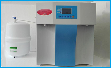 宏森環保實驗室去離子水機設備采用先進的反滲透技術，通過反滲透膜的優化可以去除98%左右的離子，然后再由樹脂進行脫鹽，以保證出水的穩定，滿足客戶需求。