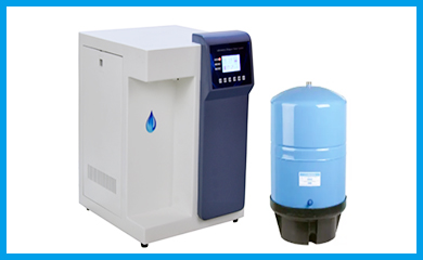 實(shí)驗(yàn)室超純水機(jī)有著彩色的液晶顯示器和獨(dú)有的多行顯示系統(tǒng)，設(shè)備操作簡(jiǎn)單；設(shè)備的主機(jī)連接著微電腦控制系統(tǒng)，有著自動(dòng)檢測(cè)修復(fù)功能；一機(jī)能同時(shí)制備取用超純水和純化水，實(shí)驗(yàn)、分析、科研等各類(lèi)清洗均可滿足；該實(shí)驗(yàn)室超純水設(shè)備具有具備開(kāi)機(jī)自檢、缺水保護(hù)報(bào)警、停電自動(dòng)復(fù)位、純水桶滿水后自動(dòng)停機(jī)、超低壓保護(hù)、RO自動(dòng)沖洗功能....