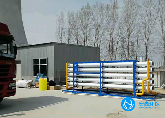 造紙工業(yè)廢水主要來源于分制漿和抄紙兩個生產(chǎn)過程。制漿產(chǎn)生的廢水，污染為嚴重，洗漿時排出廢水呈黑褐色，其中污染物濃度很高，BOD高達5～40 g/L，含有大量纖維、無機鹽、色素和大量的酸堿物質(zhì)。抄紙機排出的廢水，其中含有大量纖維和在生產(chǎn)過程中添加的填料和膠料。同時造紙過程中還需要加入一些必要的化學助劑，加重了對水體的污染造紙污